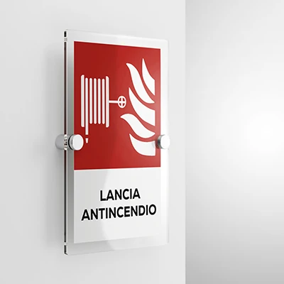 Cartello lancia antincendio con testo, verticale