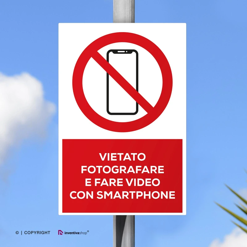 Cartello vietato fotografare e fare video con smartphone con testo, verticale