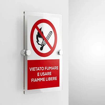 Cartello vietato fumare e usare fiamme libere con testo, verticale
