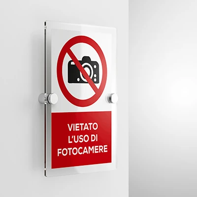 Cartello vietato l'uso di fotocamere con testo , verticale