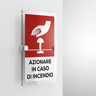 Cartello azionare pulsante in caso di incendio, verticale