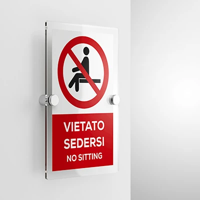 Cartello vietato sedersi con testo, verticale