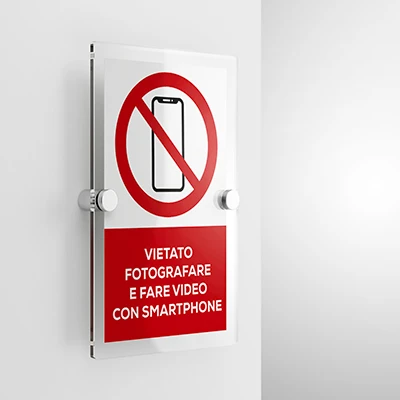 Cartello vietato fotografare e fare video con smartphone con testo, verticale