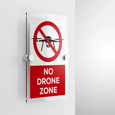 Cartello no drone zone con testo, verticale