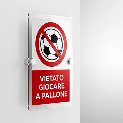 Cartello vietato giocare a pallone con testo, verticale