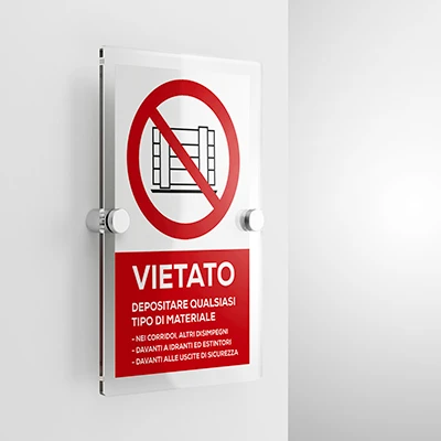 Cartello vietato depositare qualsiasi tipo di materiale con testo, verticale
