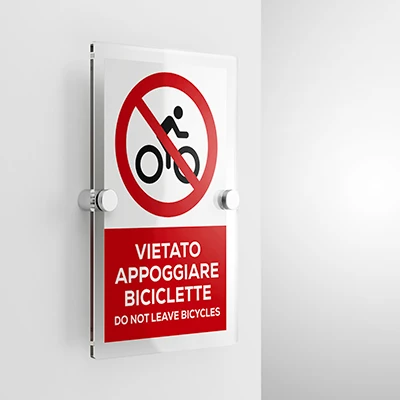 Cartello vietato appoggiare biciclette con testo, verticale