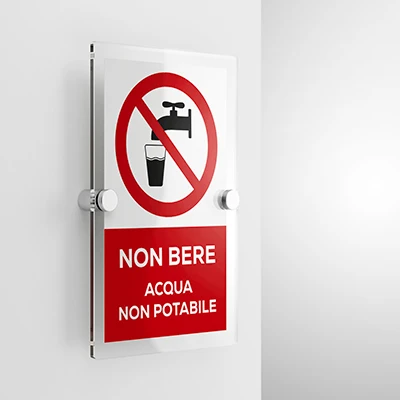 Cartello non bere acqua non potabile con testo, verticale