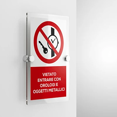 Cartello vietato entrare con orologi e oggetti metallici con testo, verticale