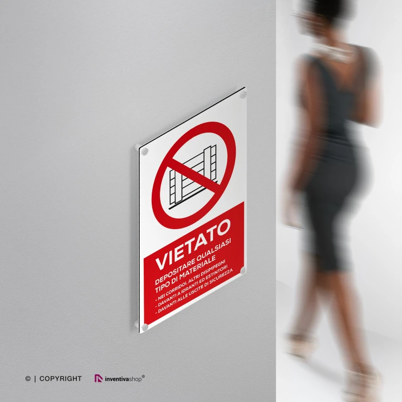 Cartello vietato depositare qualsiasi tipo di materiale con testo, verticale